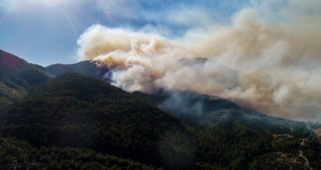 Kadınlar ön cephede! Manavgat'ta alevlerle mücadelede 6'ncı gün 3